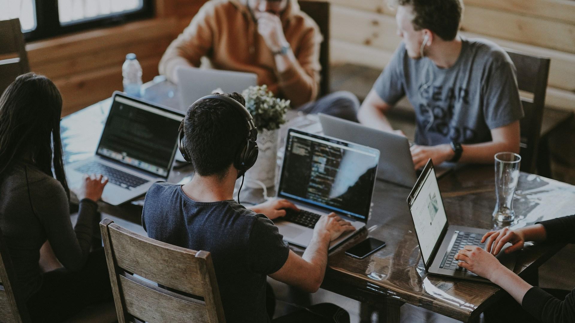 Equipo de desarrollo trabajando